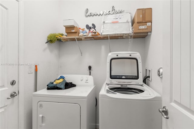 washroom featuring washing machine and clothes dryer