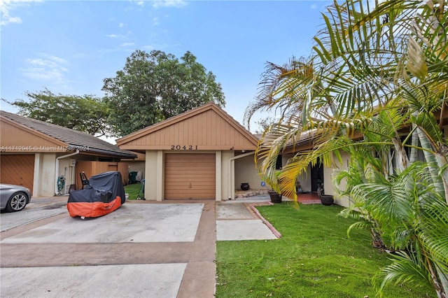 view of front of property featuring a front lawn and a garage