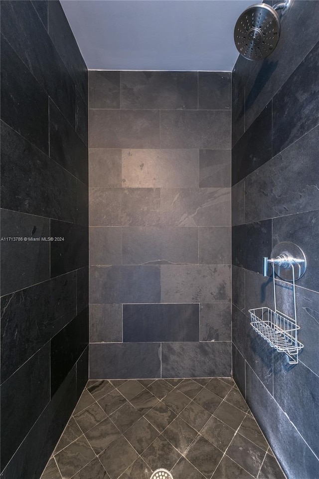 bathroom featuring tiled shower