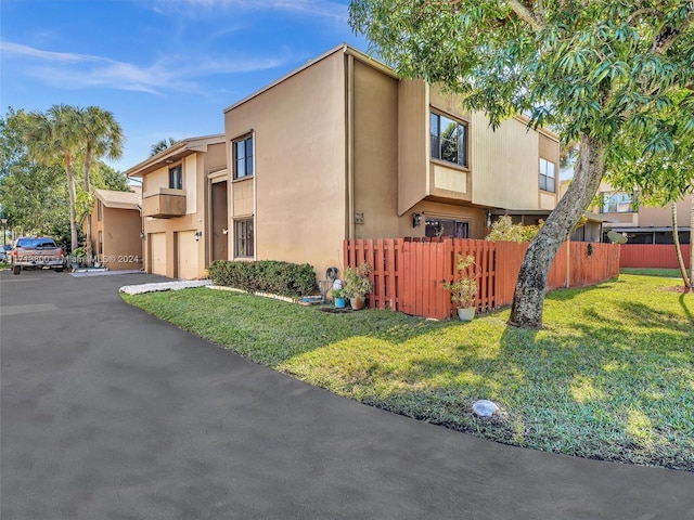 view of front of home featuring a front lawn