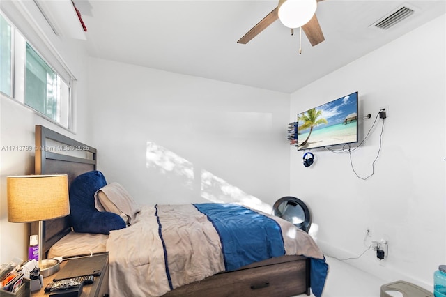 bedroom with ceiling fan