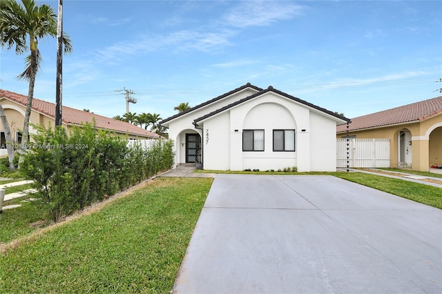 view of front facade featuring a front lawn