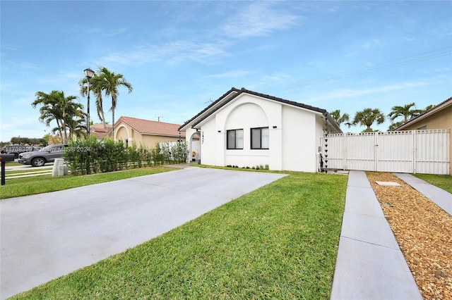 single story home featuring a front lawn