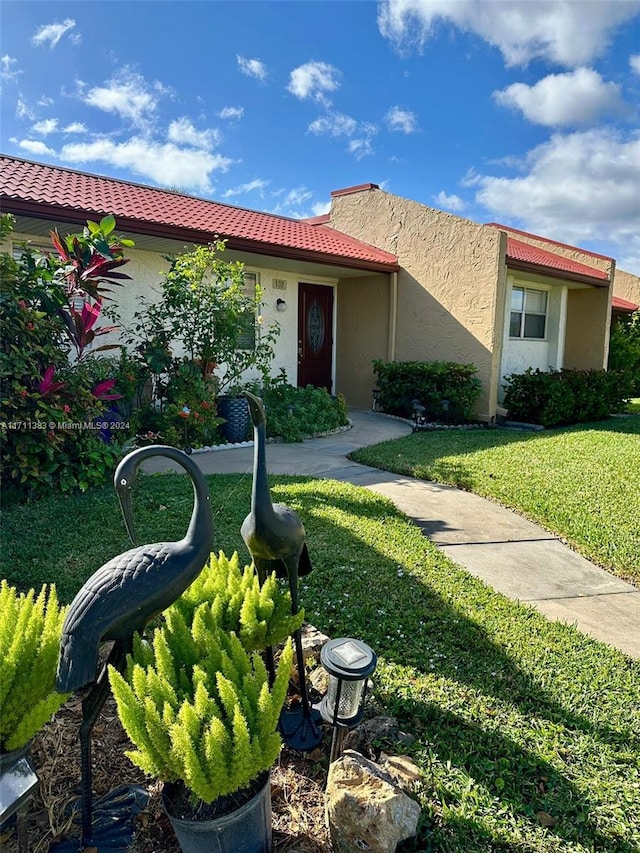 view of front of home featuring a front lawn