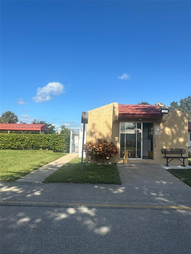 view of front of property with a front lawn