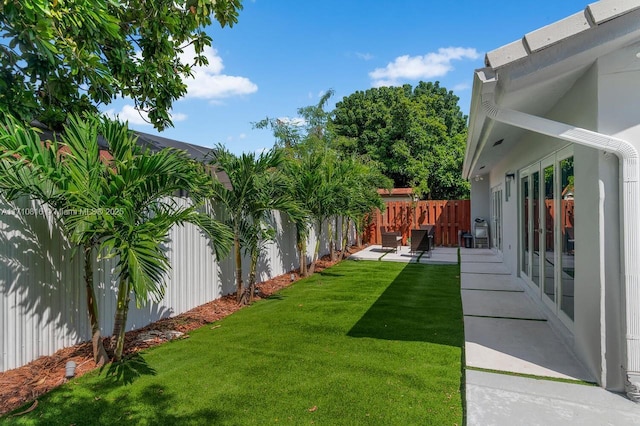 view of yard featuring a patio