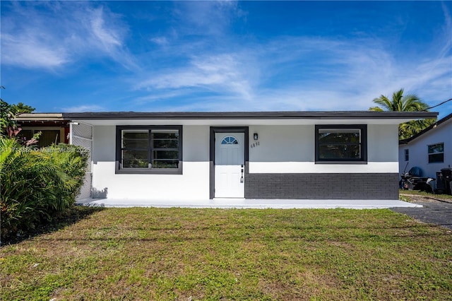 ranch-style house with a front lawn