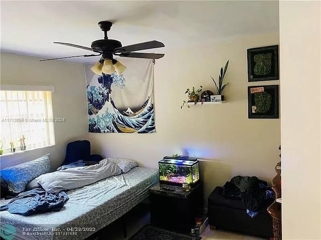 bedroom with ceiling fan