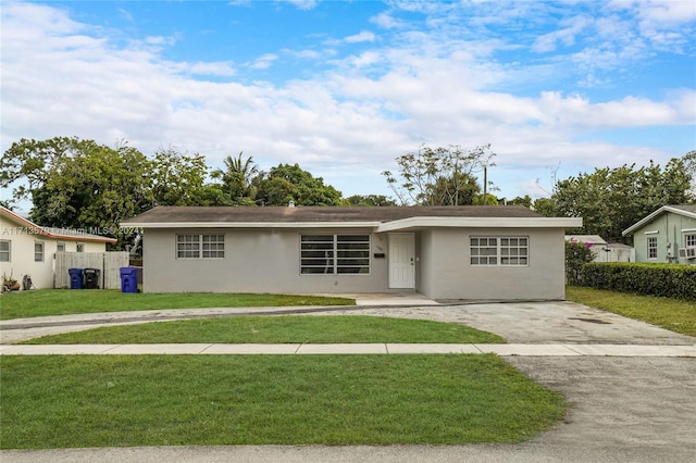 single story home with a front yard