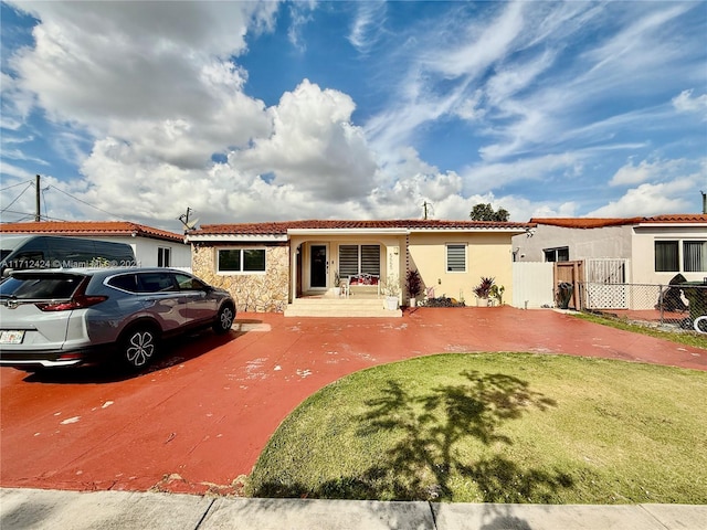 view of front of home featuring a front yard