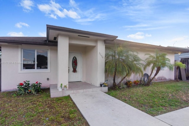 view of front of house with a front lawn