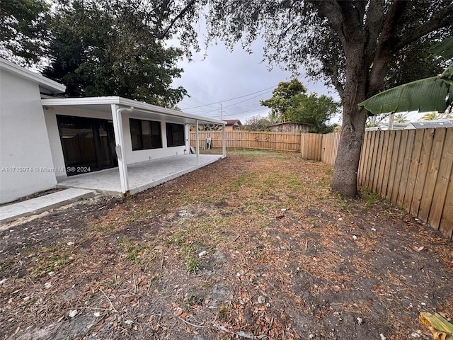 view of yard featuring a patio