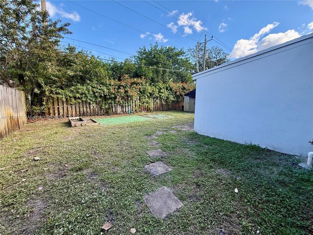 view of yard featuring a shed