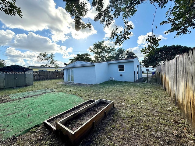 view of yard with a storage unit