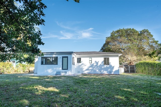 view of front of property featuring a front yard