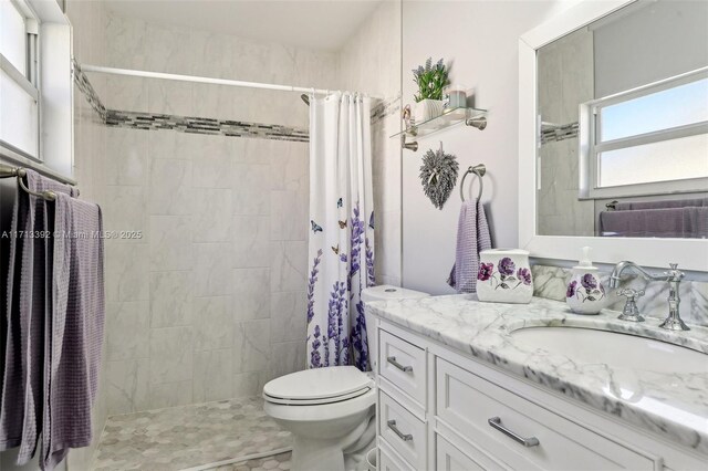 bathroom with toilet, a shower with curtain, and vanity