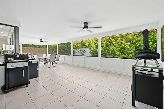 sunroom / solarium with ceiling fan