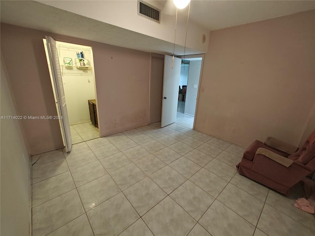 empty room featuring light tile patterned flooring