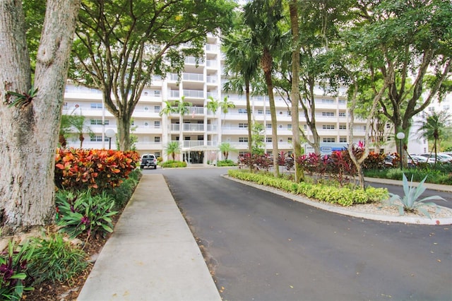 view of apartment building / complex
