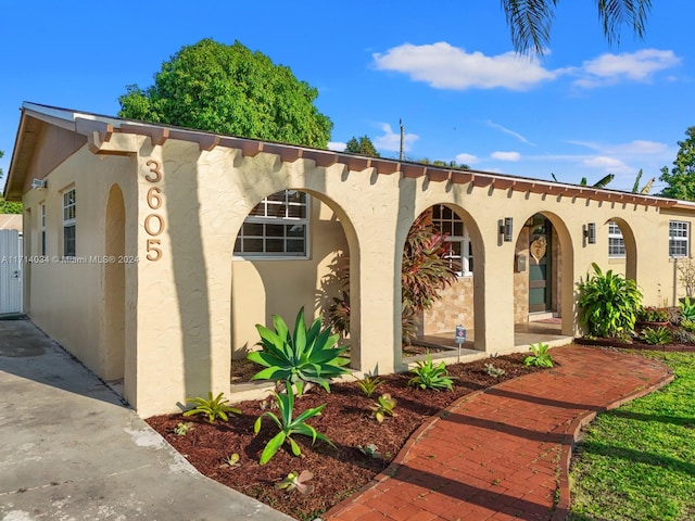 view of mediterranean / spanish-style home