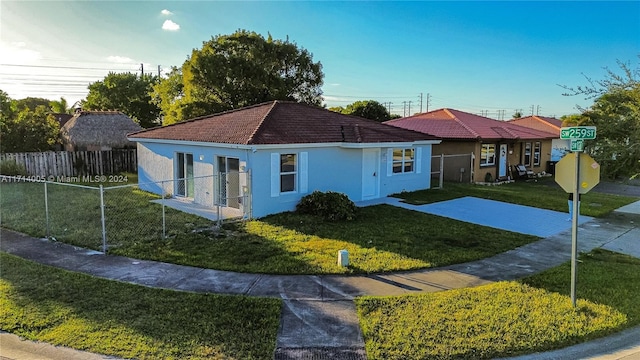 view of front of property featuring a front lawn