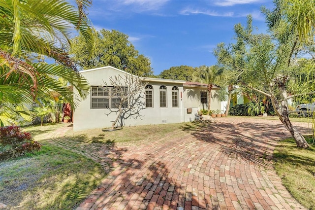 view of front of house with a front lawn