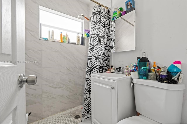 bathroom featuring a shower with curtain, vanity, and toilet