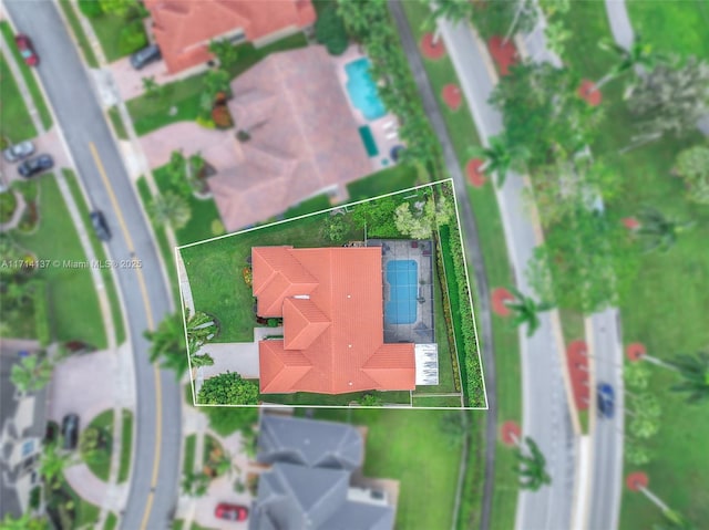 821 E Cypress Pointe Dr E, Pembroke Pines, FL 33027 - aerial overview of property's location featuring property boundaries highlighted