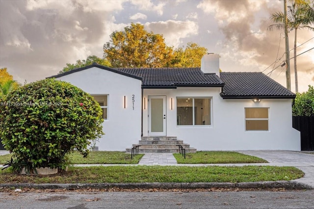 view of front of house featuring a front lawn