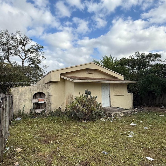 view of front facade featuring a front yard