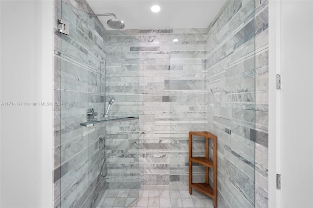 bathroom featuring tiled shower