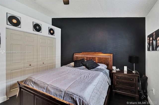 bedroom with a textured ceiling, vaulted ceiling, a closet, and ceiling fan