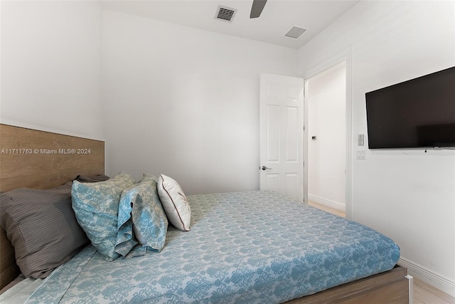 bedroom with ceiling fan