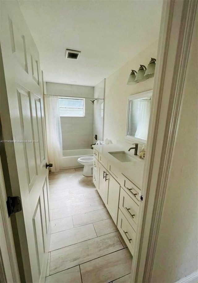 full bathroom featuring shower / tub combo with curtain, vanity, and toilet