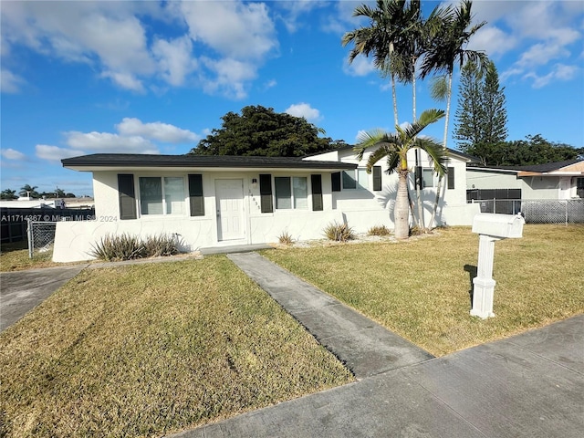 view of front of house featuring a front lawn