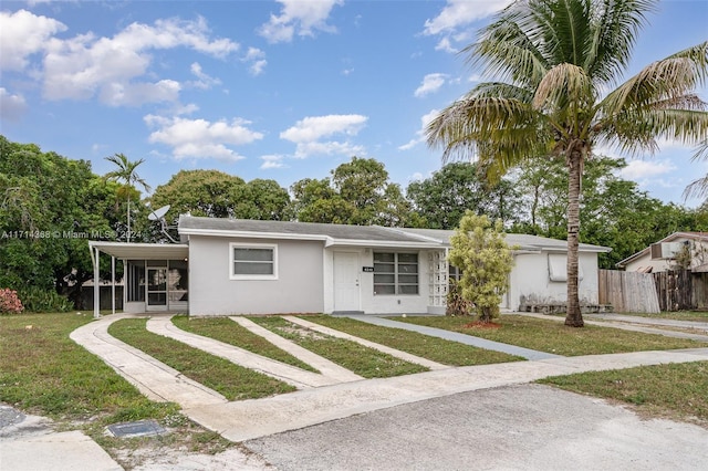 view of front of house featuring a front lawn