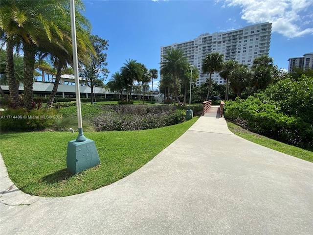 view of property's community featuring a lawn