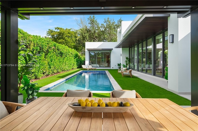 view of swimming pool featuring a yard