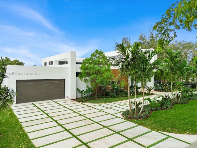 view of front facade featuring a front lawn