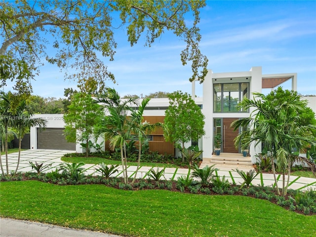 view of front facade featuring a garage and a front yard