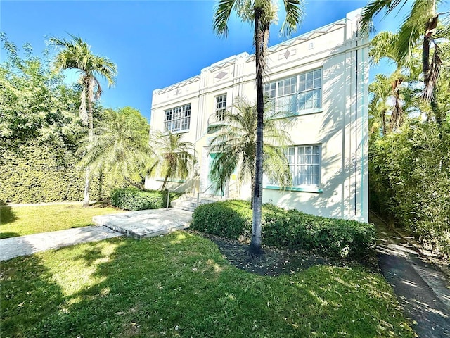 view of front of property with a front lawn