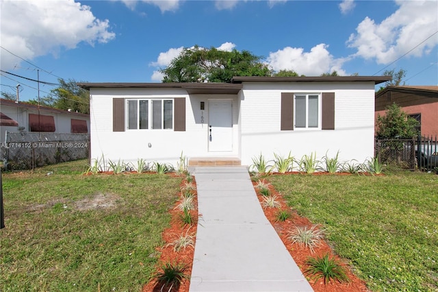 view of front of property featuring a front yard