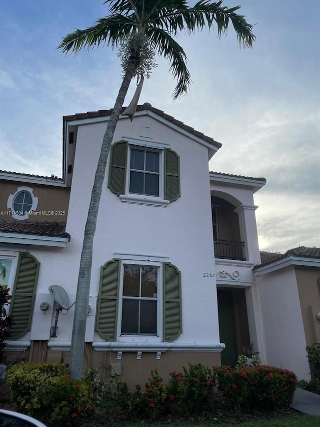 view of front facade featuring stucco siding