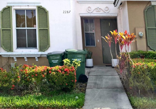 view of exterior entry with stucco siding