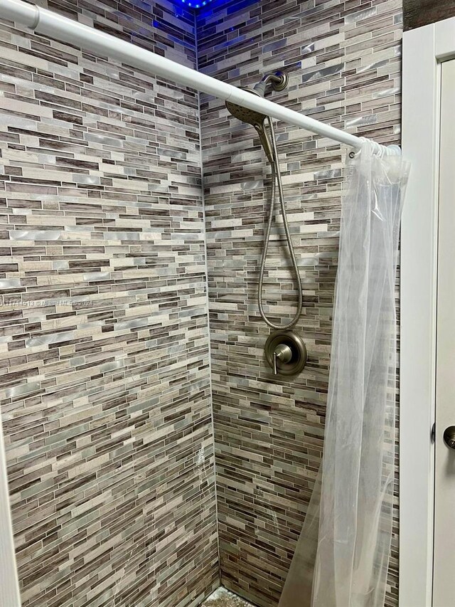 50 NW 209th St, Miami Gardens, FL 33169 - bathroom with curtained shower
