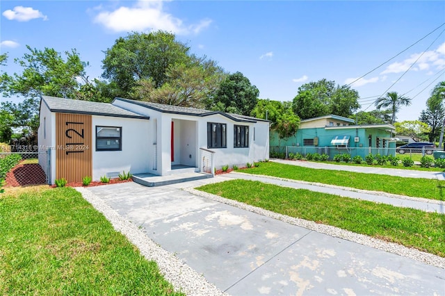 view of front of house featuring a front yard