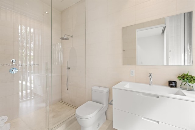 bathroom featuring backsplash, tiled shower, toilet, vanity, and tile walls