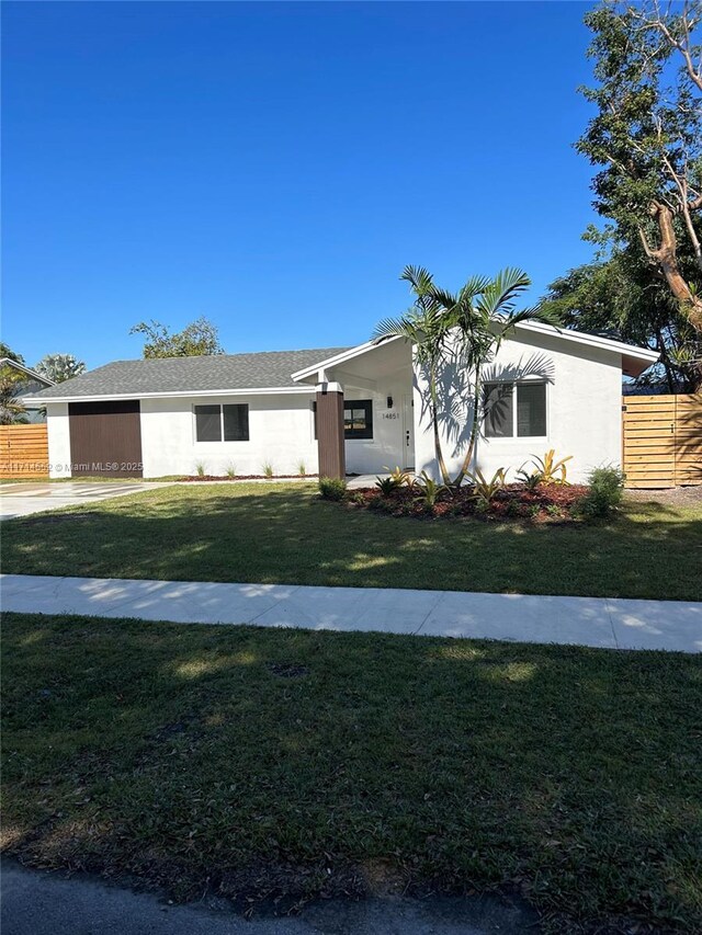 view of front of property featuring a front yard