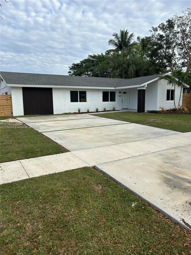 ranch-style house featuring a front lawn