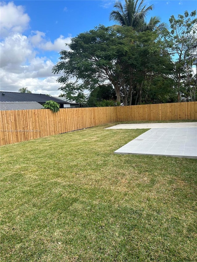 view of yard with a patio area